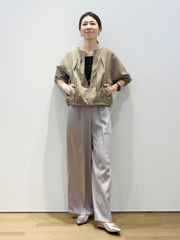 シアージャカードブルゾン、ロゴプリントTシャツのコーディネート