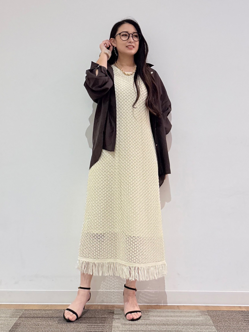 クロシェニットワンピース、ボリュームチェーンネックレス」の着用