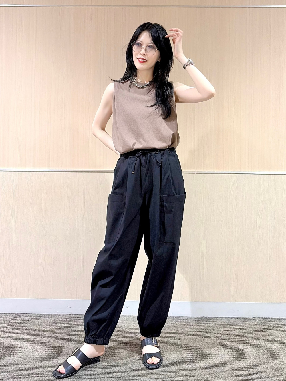 再入荷】ハイストレッチリネンイージーパラシュートパンツ」の着用