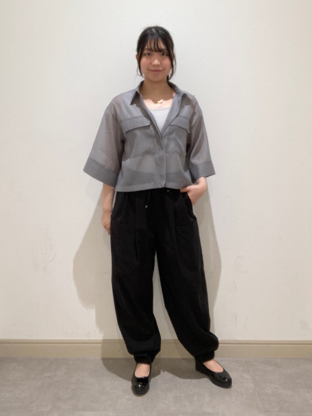 再入荷】ハイストレッチリネンイージーパラシュートパンツ」の着用