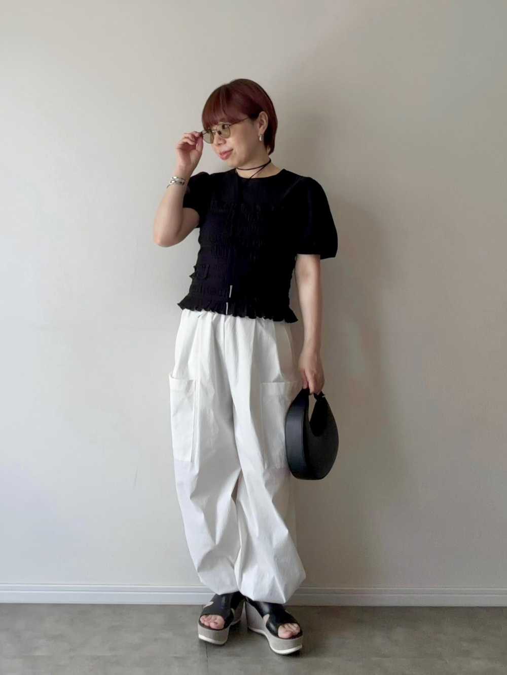 再入荷】ハイストレッチリネンイージーパラシュートパンツ」の着用