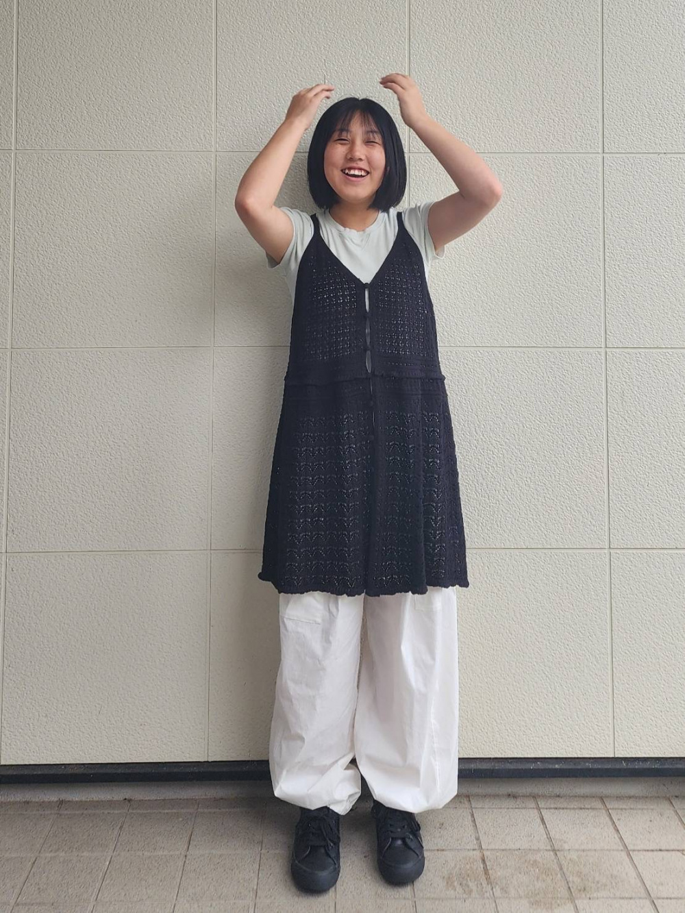 再入荷】ハイストレッチリネンイージーパラシュートパンツ」の着用