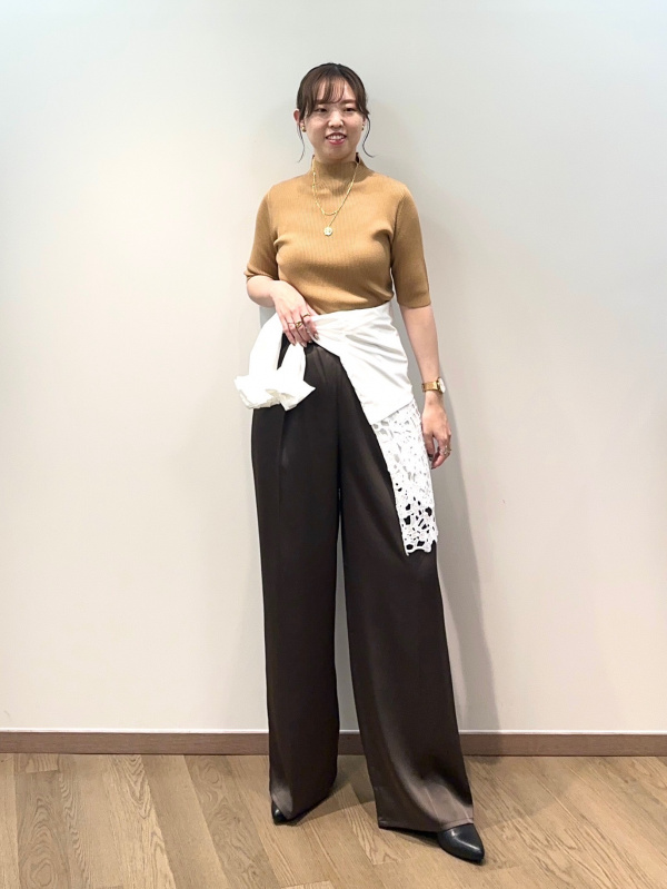サテンドロストイージーパンツ、スカーフプリントノースリーブブラウス 