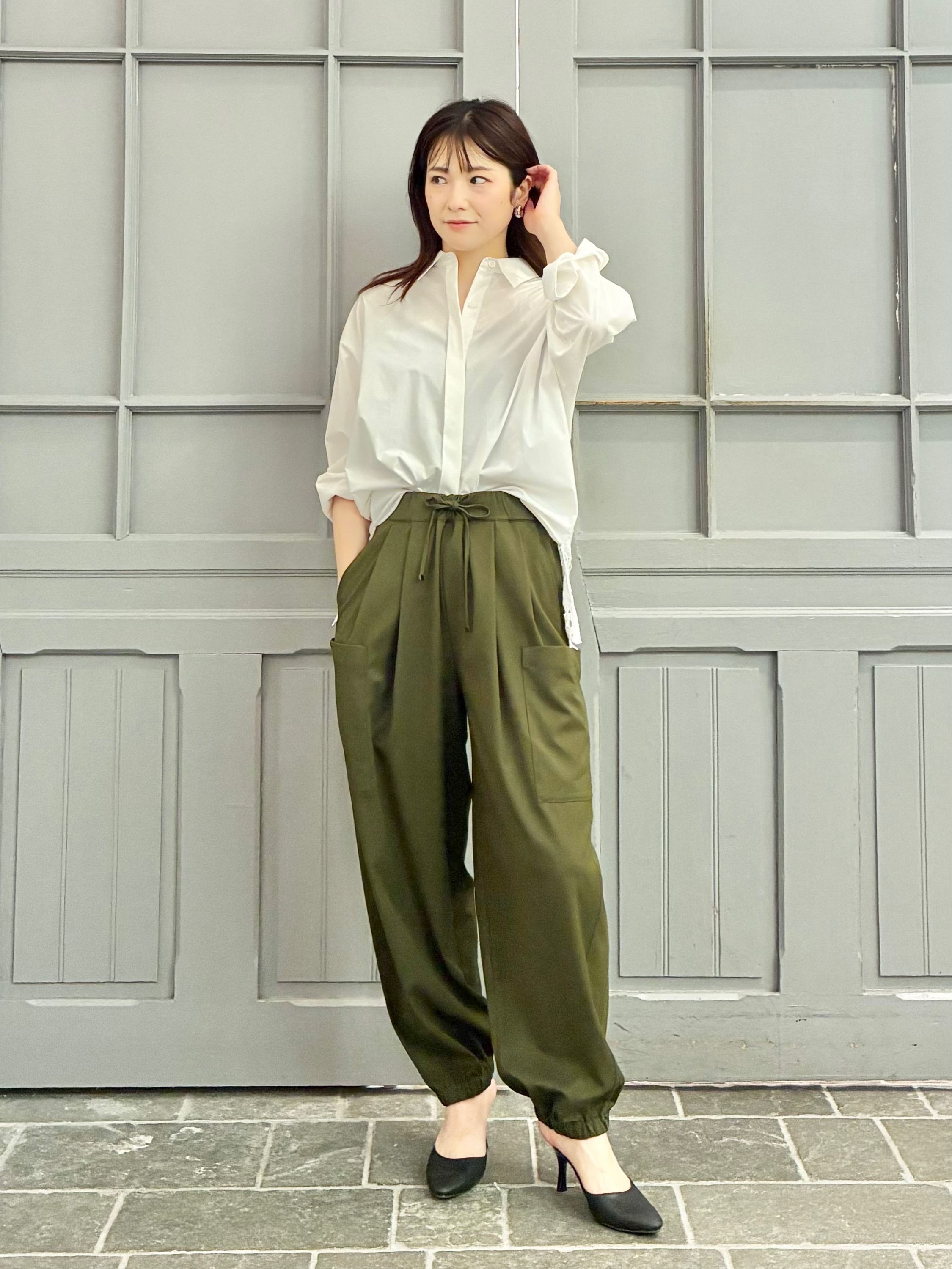 白シャツとカーキパンツのコーデ