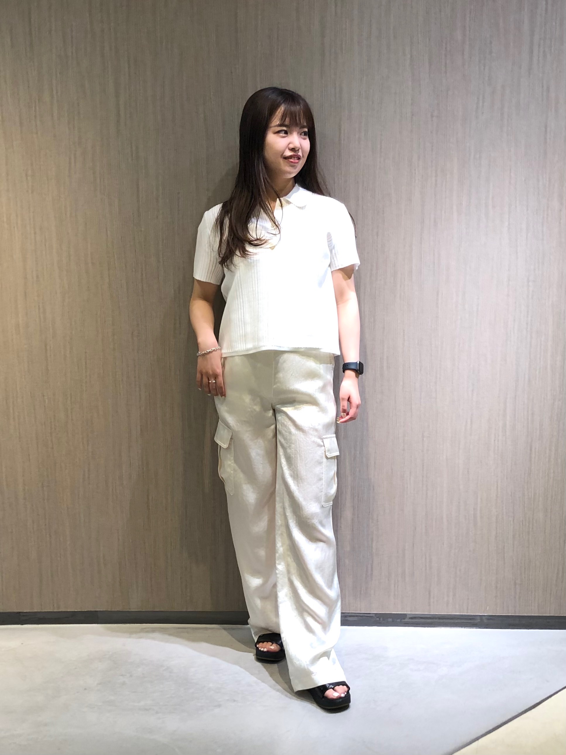 セオリーカーゴパンツとホワイトカットソー コーディネート詳細 | StyleHint | Theory（セオリー）公式通販