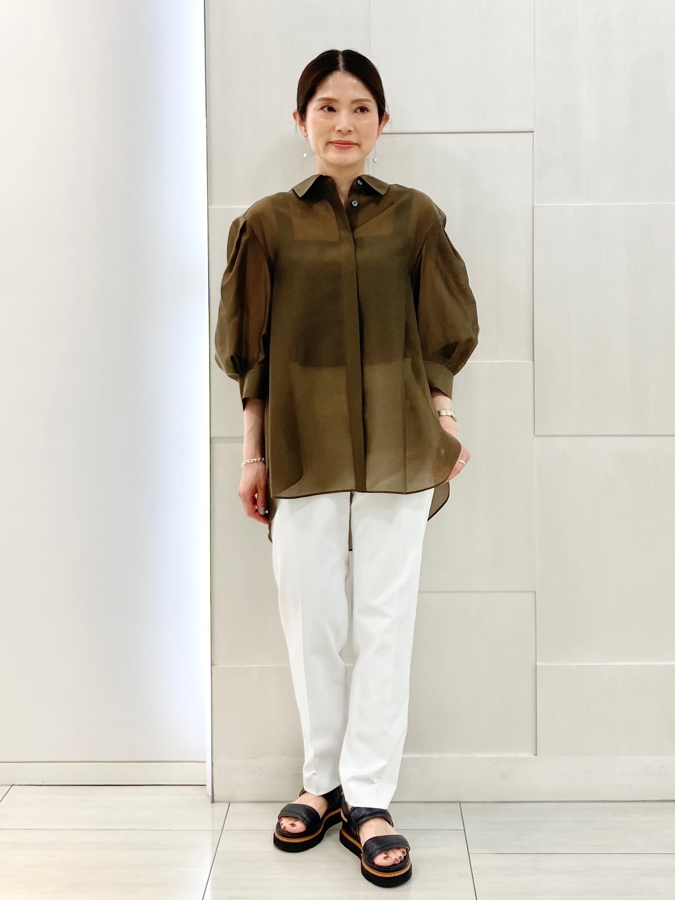 モデル矢野さんご着用 セオリー ブラウス コーディネート詳細 | StyleHint | Theory（セオリー）公式通販サイト