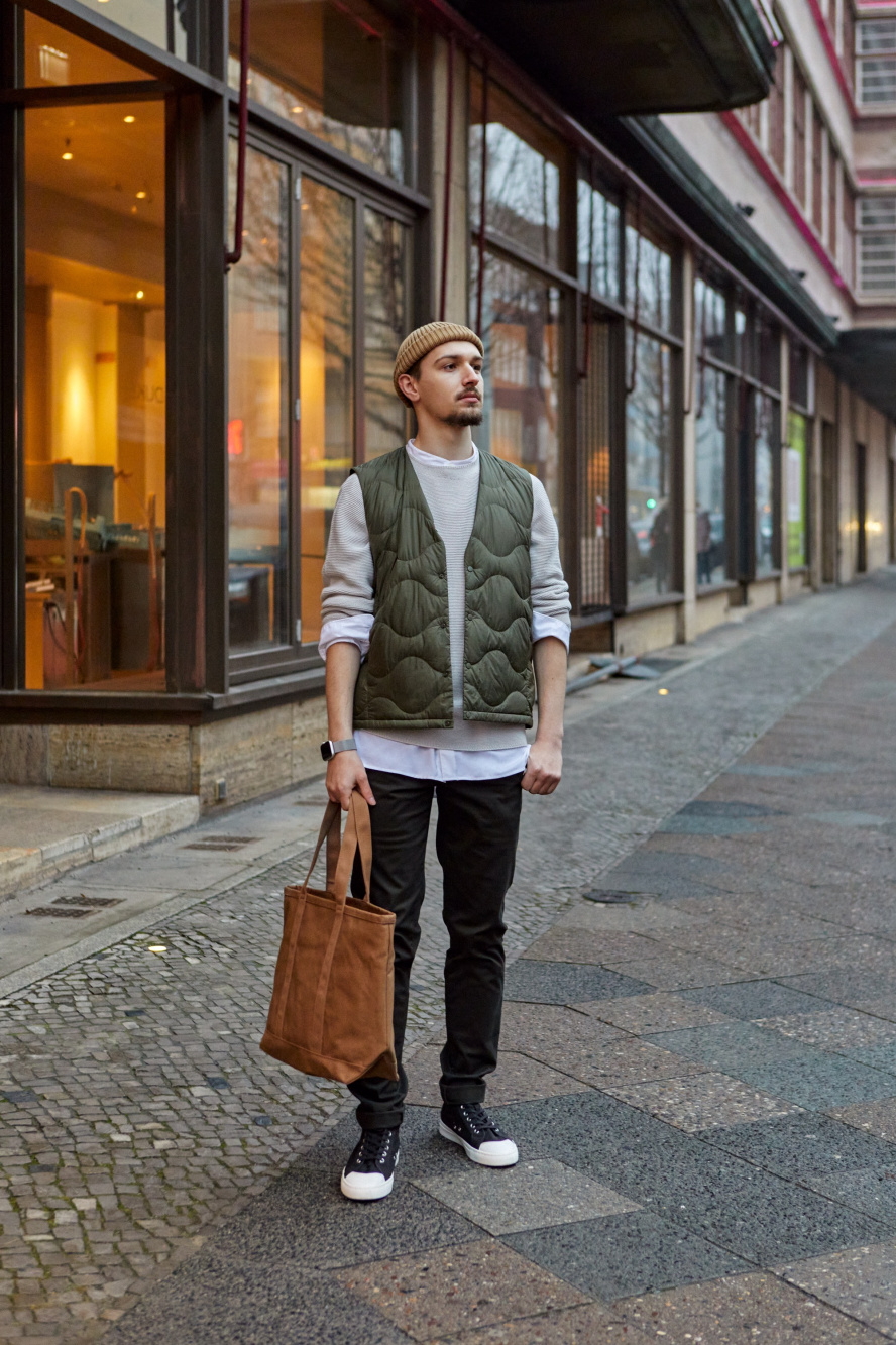 Check styling ideas for「Ultra Light Down Wave Quilt Compact Vest