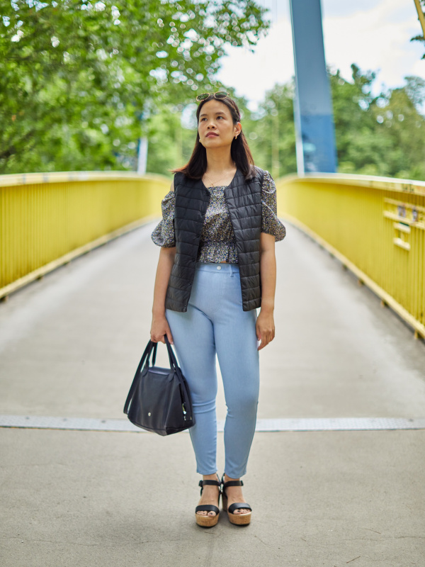 Uniqlo Singapore - WOMEN'S EASY CROPPED LEGGINGS PANTS Style should always  be this effortless. Mix and match your wardrobe with the wide range of  items that will be on limited offer from