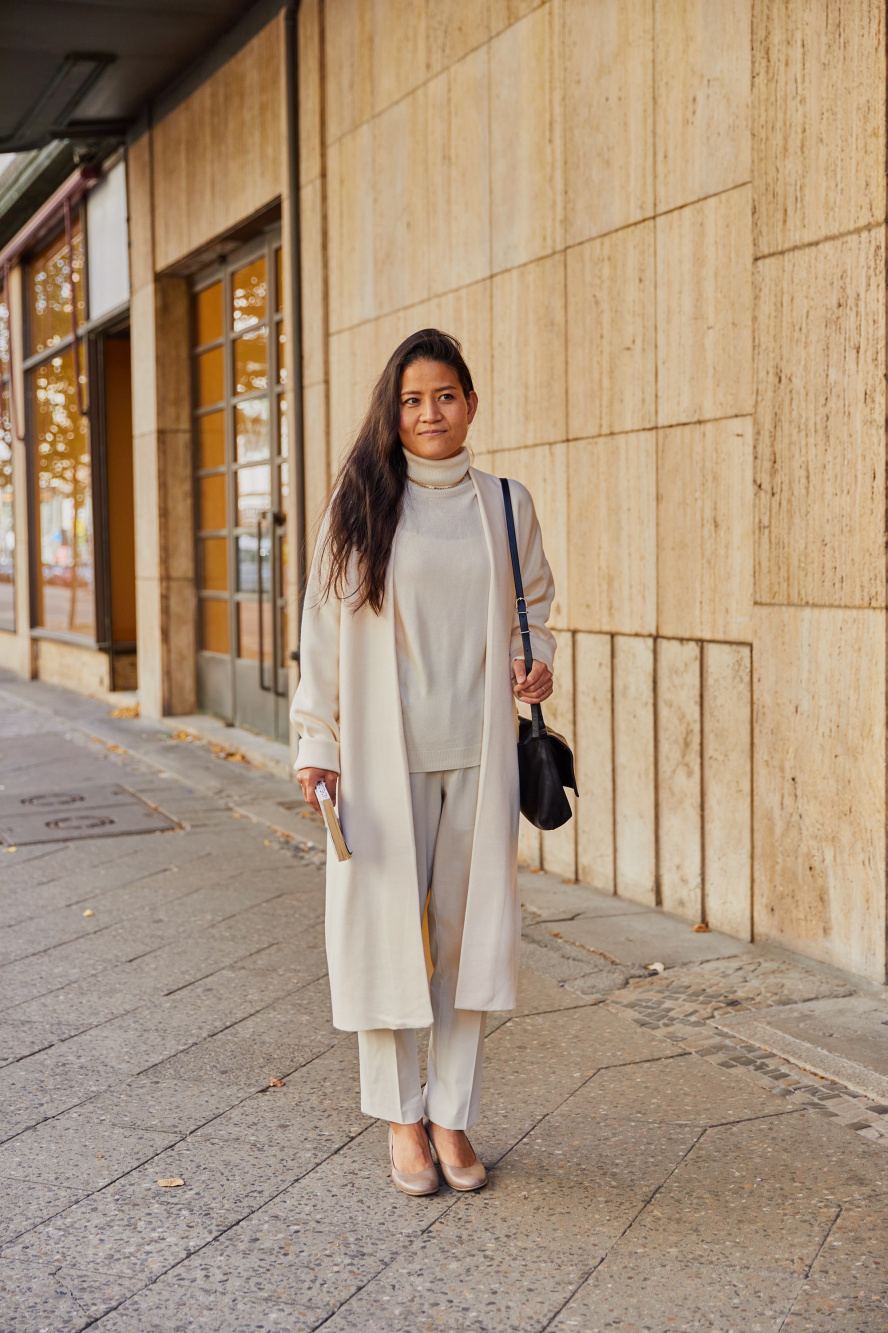 White Turtleneck with White Coat Outfits For Women (7 ideas