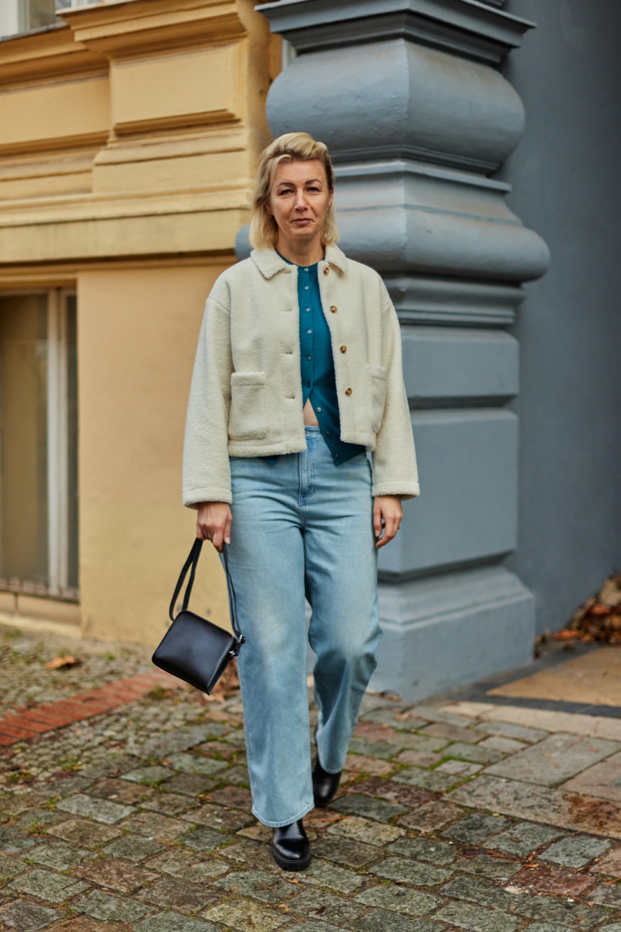 Blue Denim Jacket with Grey Sweatpants Outfits For Women (2 ideas