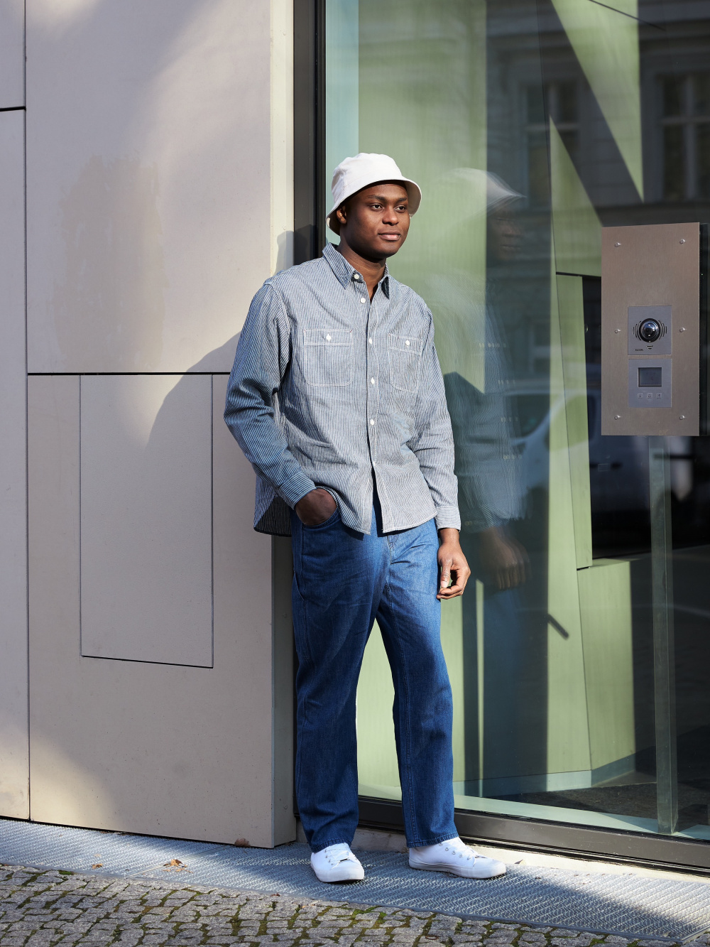 Check styling ideas for「U Crew Neck T-Shirt、Linen Cotton Tapered Pants」