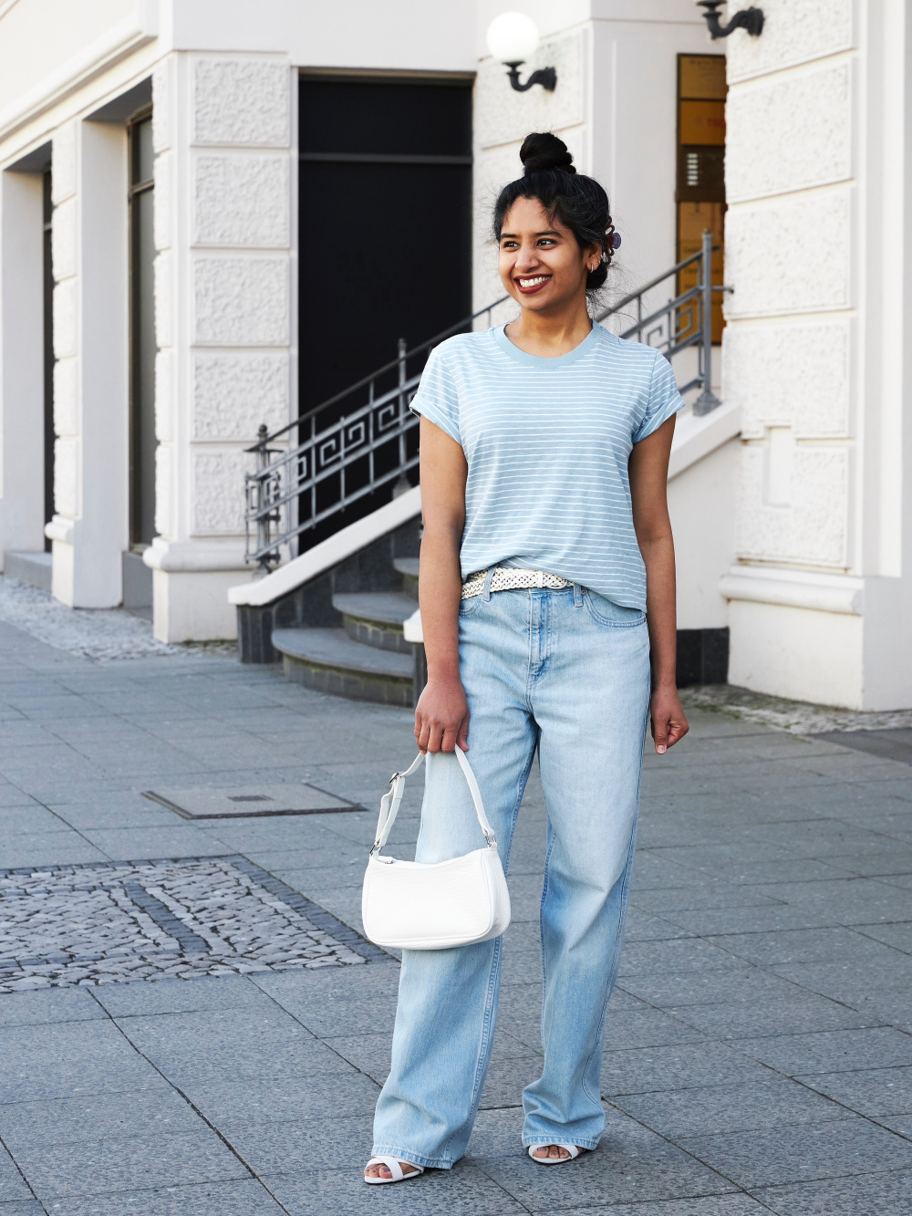 Jeans and a white top  Grey bag outfit, Street style outfit, Outfits