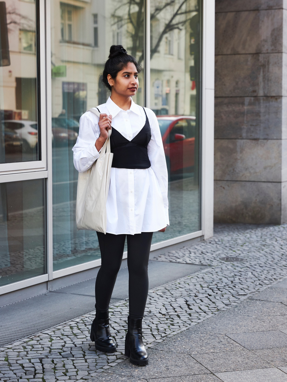 Stylish Outfit: White Tshirt, White Leggings, White Sneakers