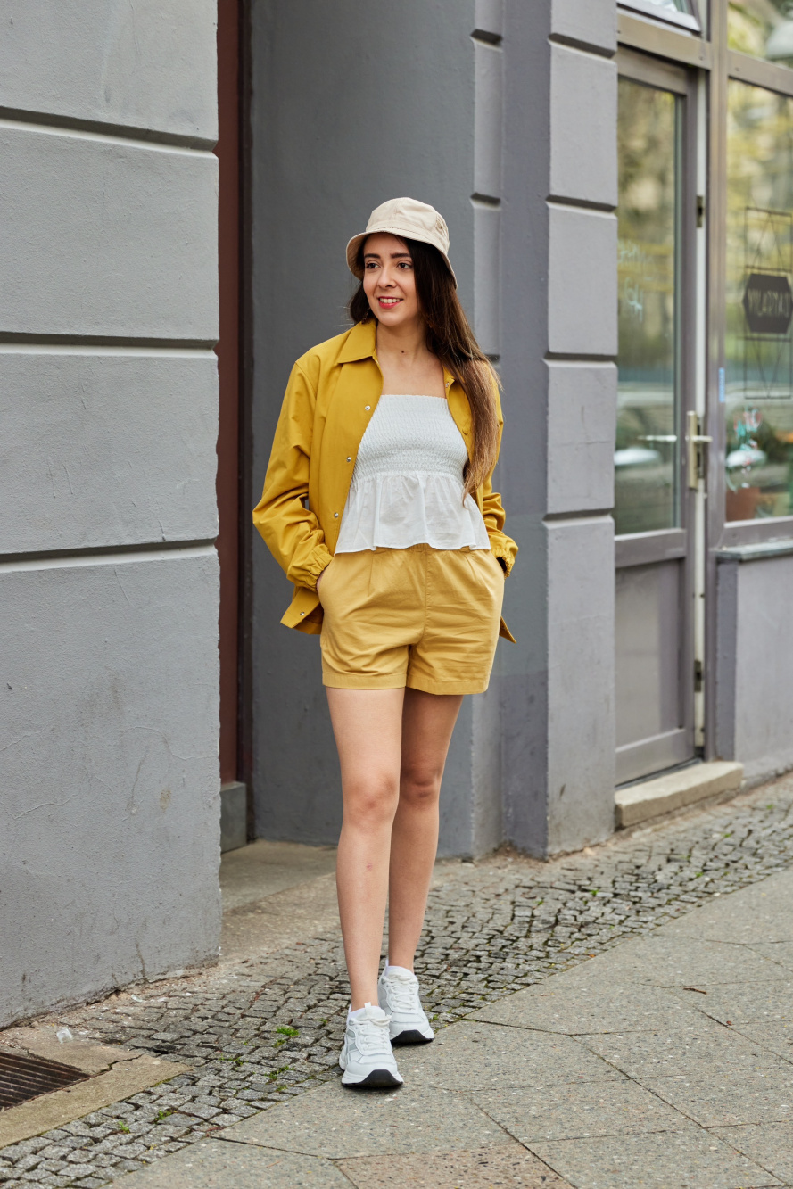 Outfit con short amarillo hot sale