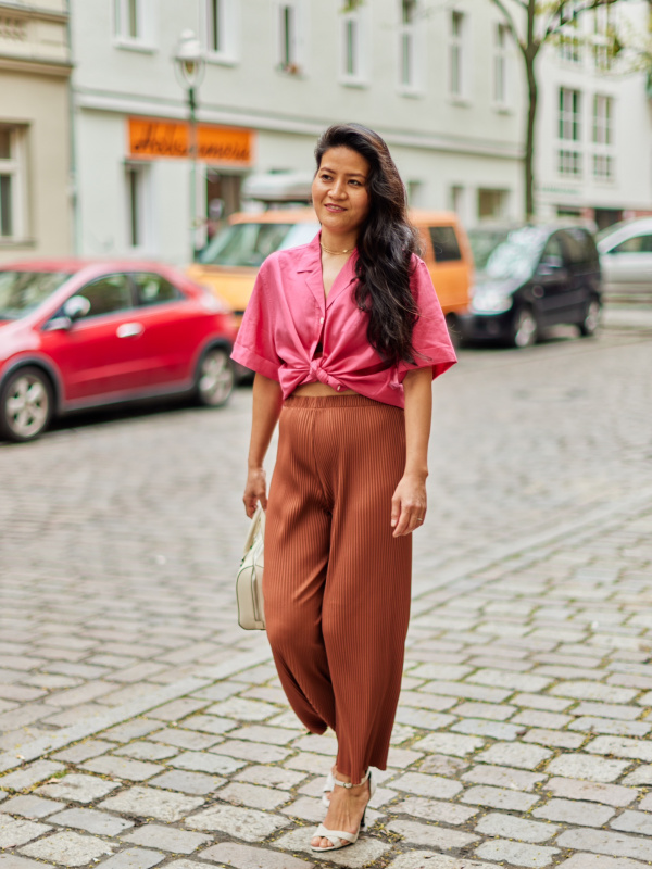 UNIQLO on X: #UniqloUS Pleated pants round-up! We love to see your style!  Liliia and Viv wearing the pants of the season, aka the Wide-Pleated Pants  and Pleated Straight Pants! #Uniqlo #Uniqlousa #