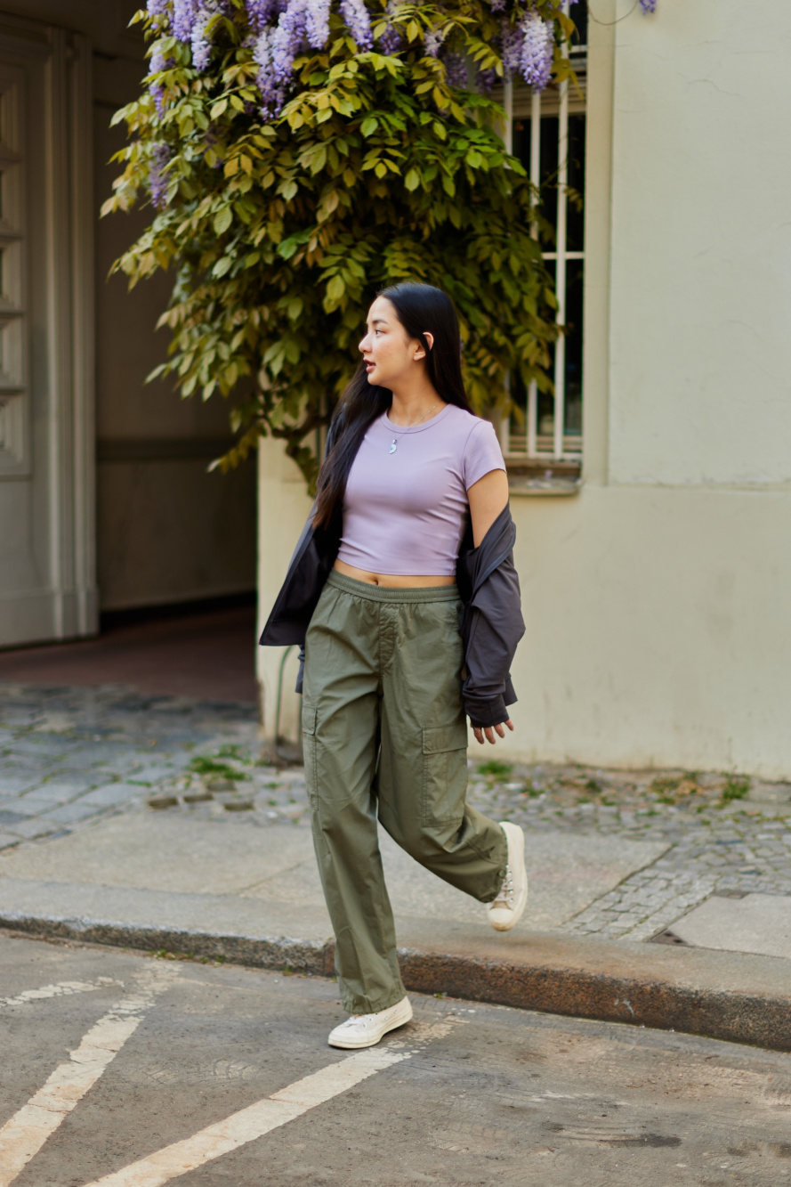 Street style  Green cargo pants outfit, Joggers outfit, Olive