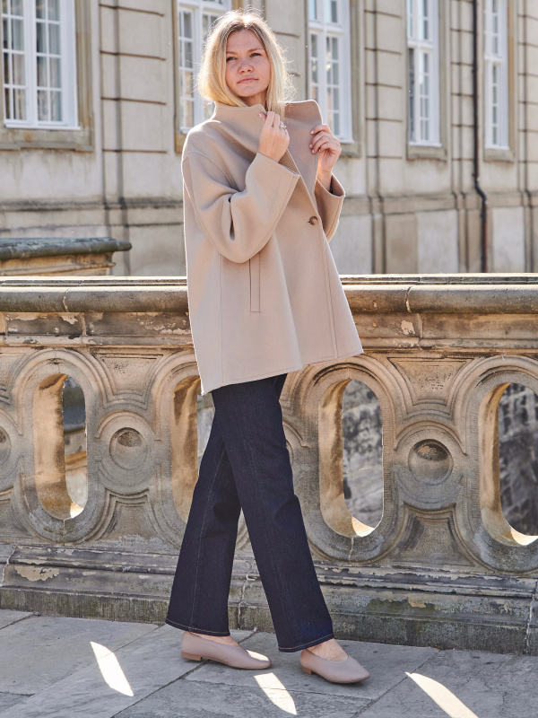 Short cashmere jacket in beige