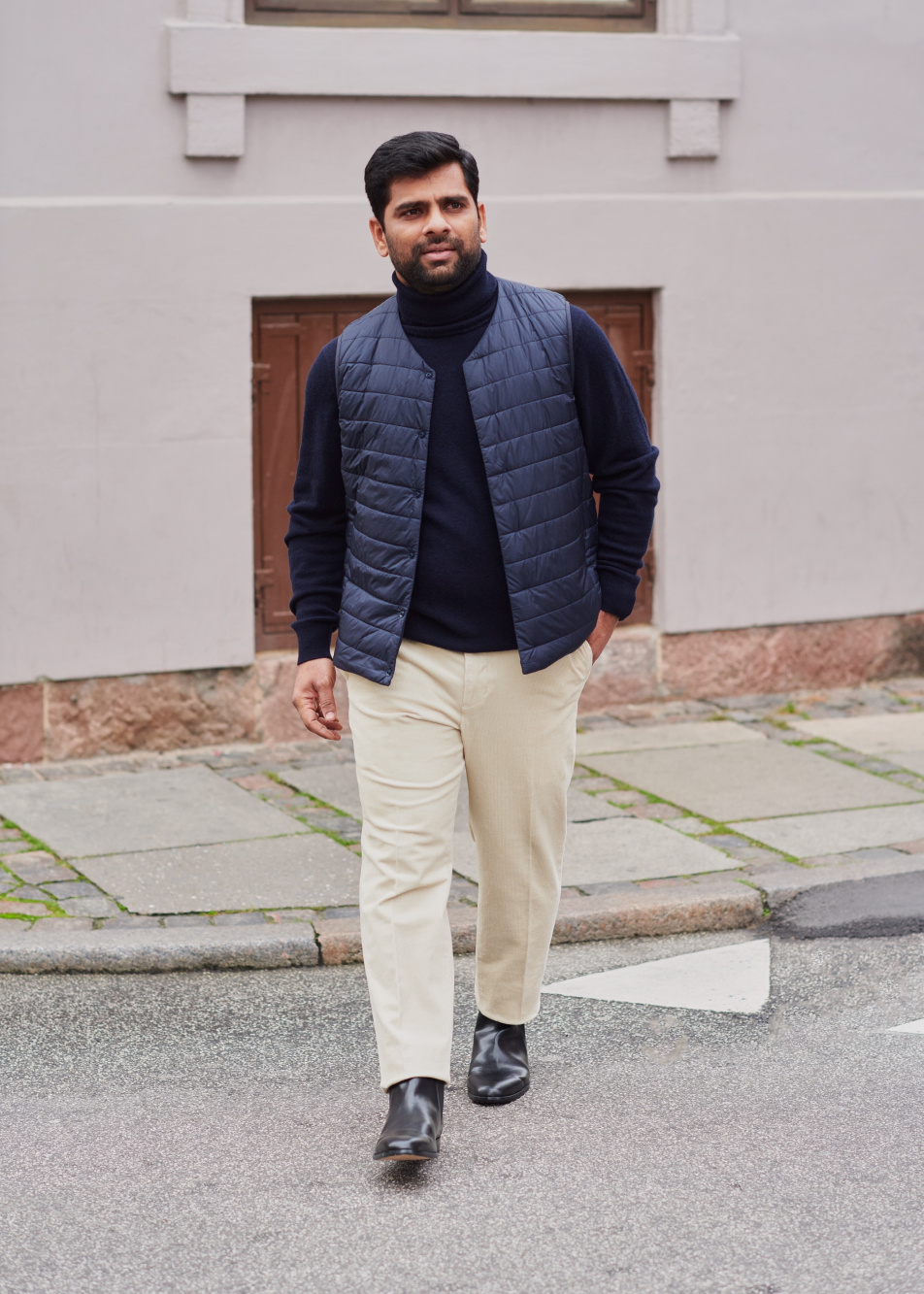 Check styling ideas for「CASHMERE TURTLENECK SWEATER、SMART ANKLE PANTS  CORDUROY」