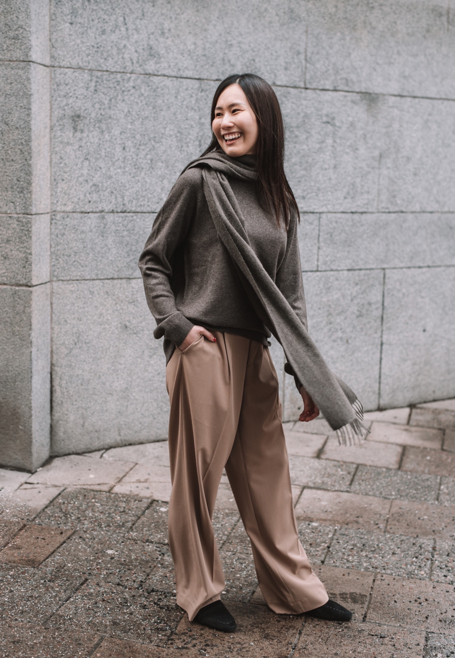 Check styling ideas for「3D Knit Cashmere Crew Neck Long-Sleeve  Sweater、Wide-Fit Pleated Pants (Tall)」