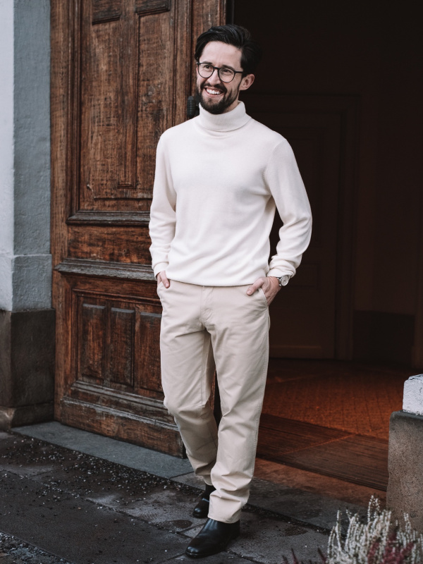 Uniqlo men's 2025 cashmere turtleneck