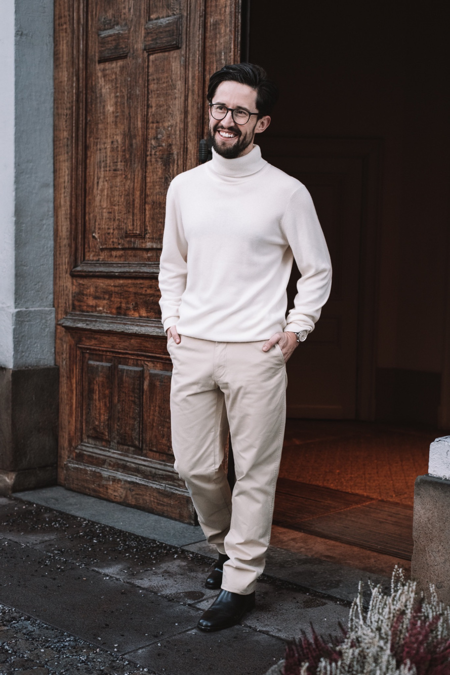 Check styling ideas for「CASHMERE TURTLENECK SWEATER、SMART ANKLE PANTS  CORDUROY」