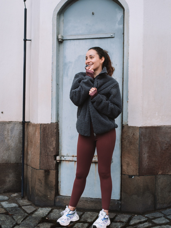 UNIQLO USA - It's hard to find leggings that are super comfortable, flatten  your stomach, and don't rip! Click to shop UNIQLO SoHo Store Manager  Priyanka's favorite leggings 🖤  #DiscoverLifeWear  #InspiredbyYou