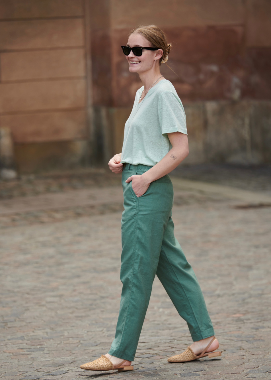 Check styling ideas for「LINEN COTTON TAPERED PANTS、MESH LEATHER BELT」