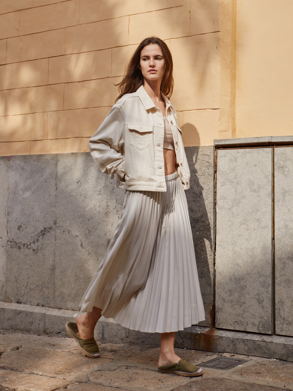 CHECK STYLING IDEAS FOR DENIM SHORT JACKET SATIN PLEATED SKIRT UNIQLO CA