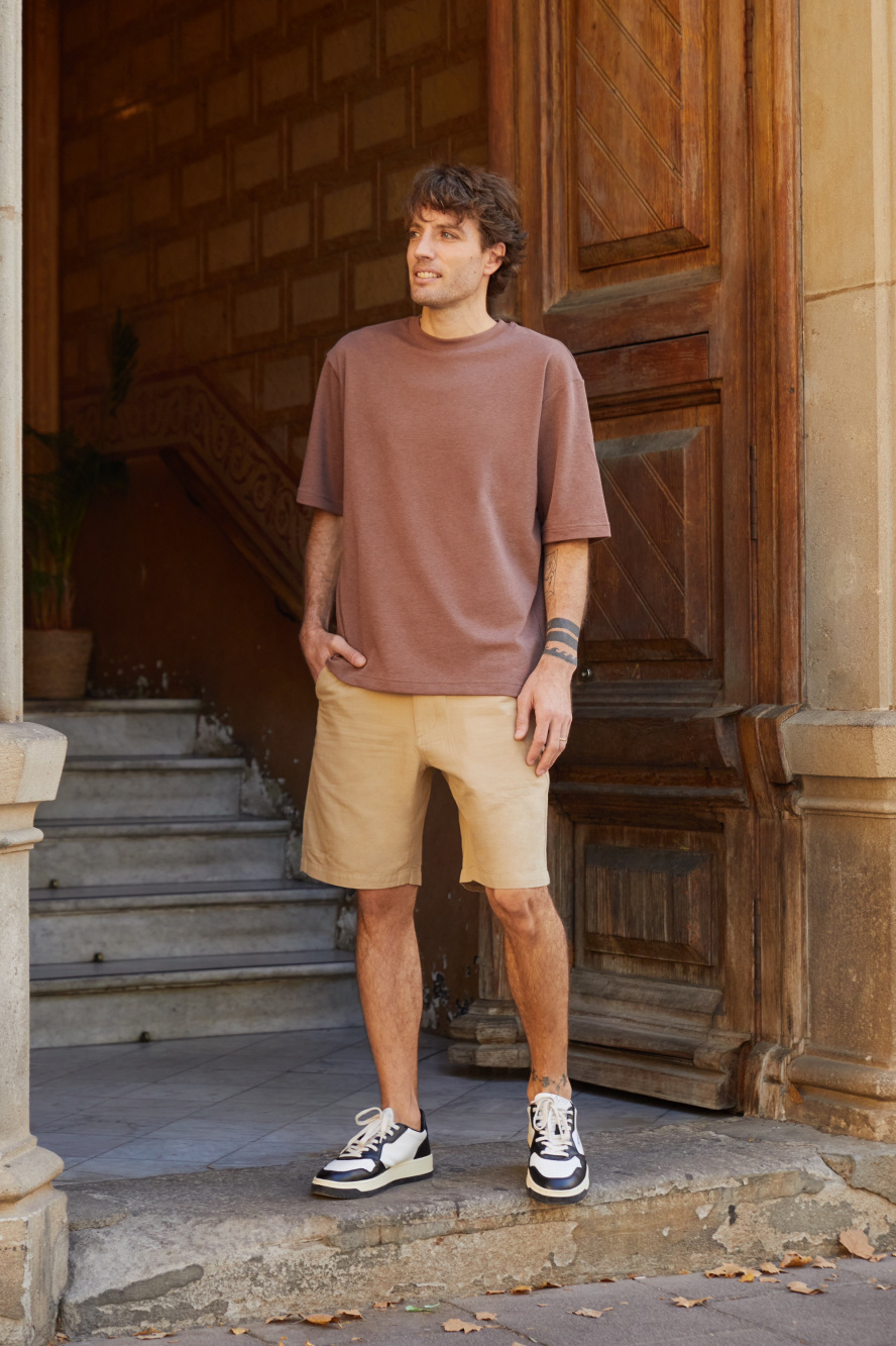 Khaki shorts mens on sale outfit