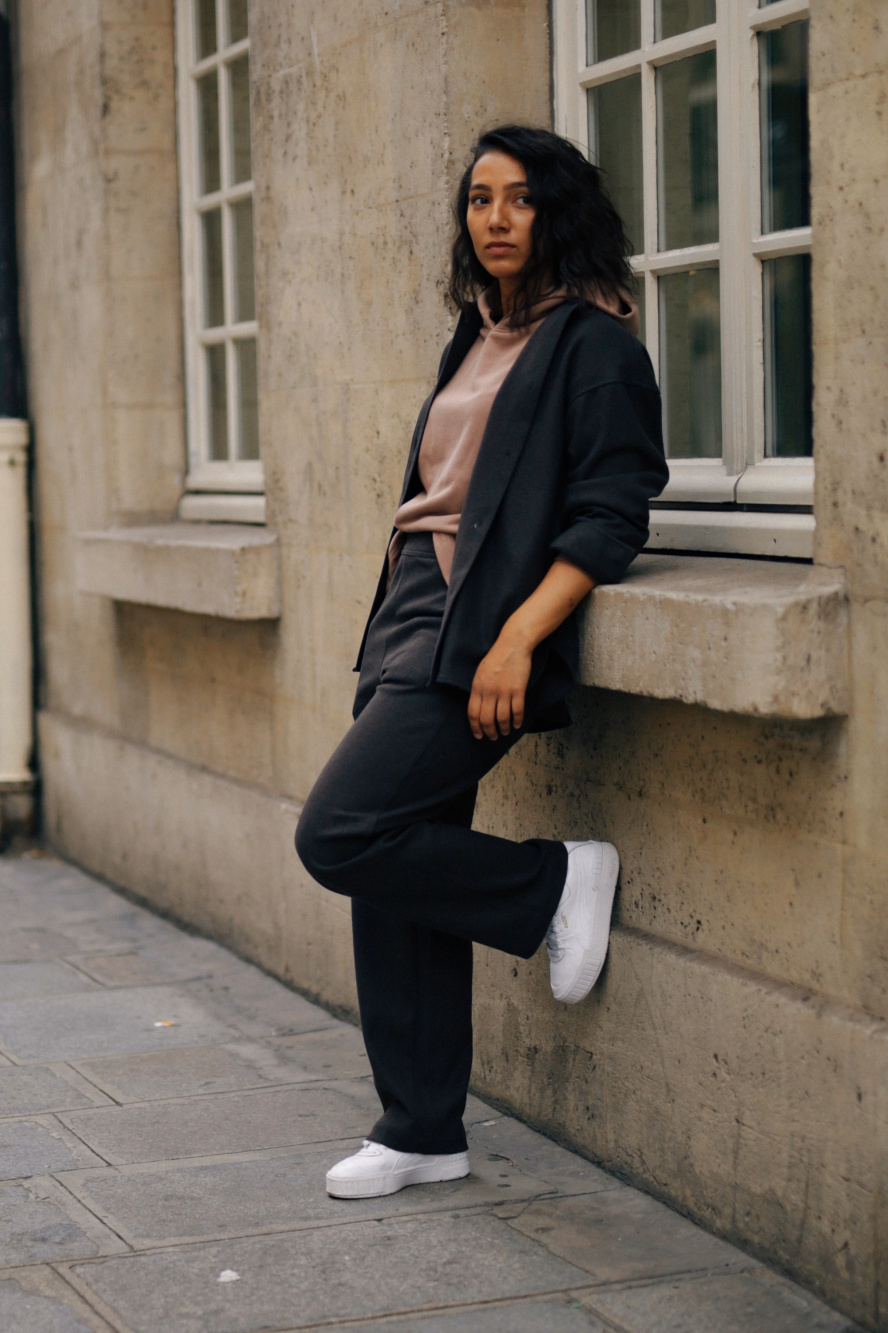 Sweatshirt and sweat pants outfit with Nike blazer sneakers