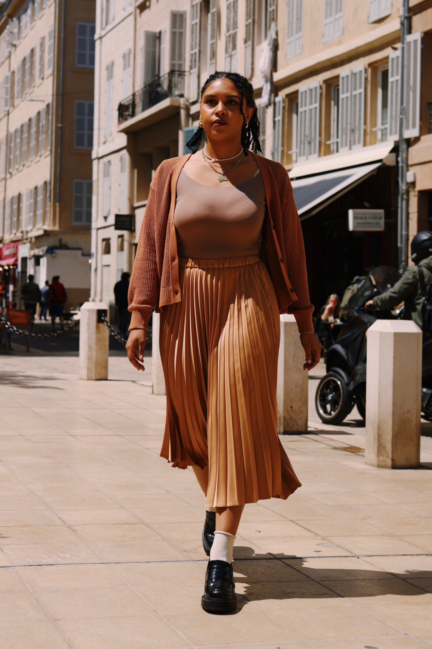 Long pleated outlet skirt