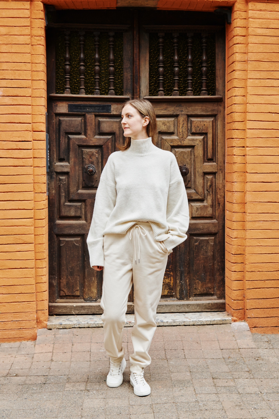 Check styling ideas for「3D Knit Souffle Yarn Mock Neck Long-Sleeve Sweater、HEATTECH  Pile-Lined Sweatpants」