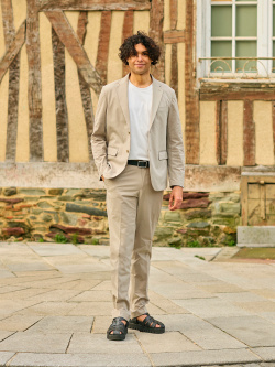 Livre de photos des différentes tenues Uniqlo. Style ID : <9829749>