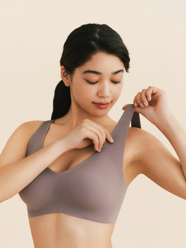 Our supportive bra now comes with four hooks to improve adjustment. Shop  for ultimate comfort. 464333 - Wireless Bra #UNIQLO #UNIQLO