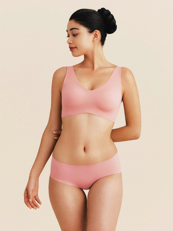 Uniqlo Canada - Looking for the perfect pair? Our Wireless Bra (Ultra  Relax) and AIRism Ultra Seamless Shorts (Hiphugger) provide a secure fit  that feels light as air and a carefree comfort