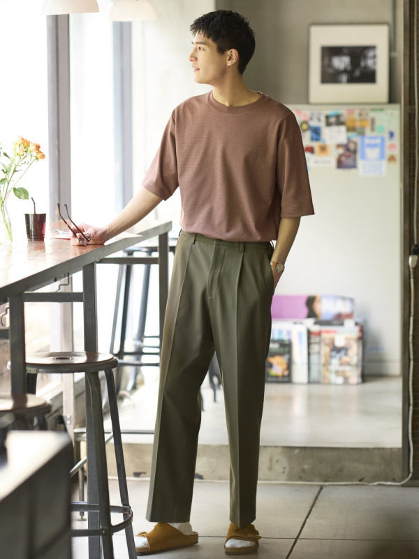 日本正規代理店品 新品 UNIQLO メンズ タックワイドパンツ M ブラック UNIQLO メンズパンツ