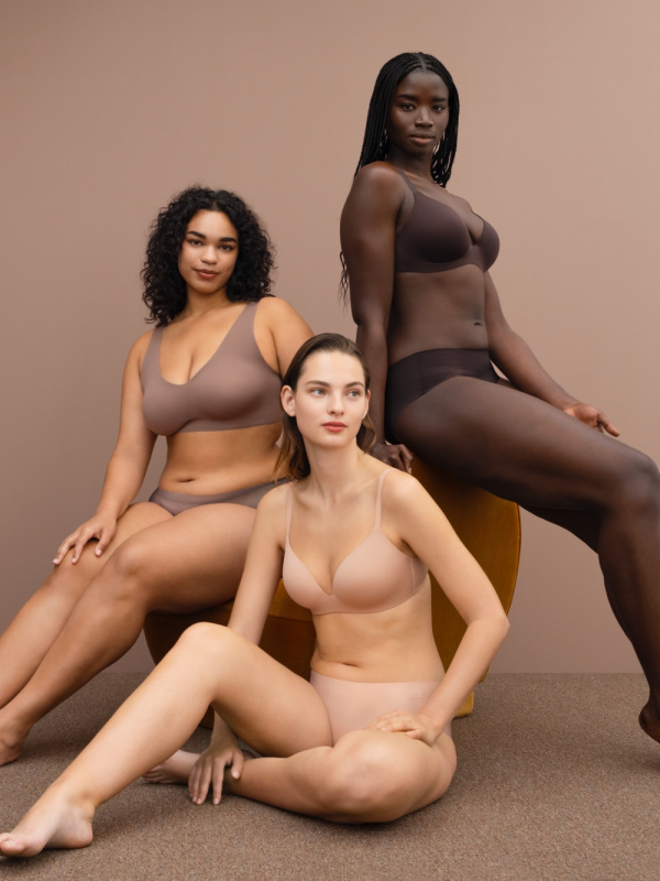 UNIQLO Philippines on X: Your comfort. Your choice. Wear up to 4 intimate  styles with only one Multi-Way Wireless Bra. Get the Uniqlo App for more  styles.   / X