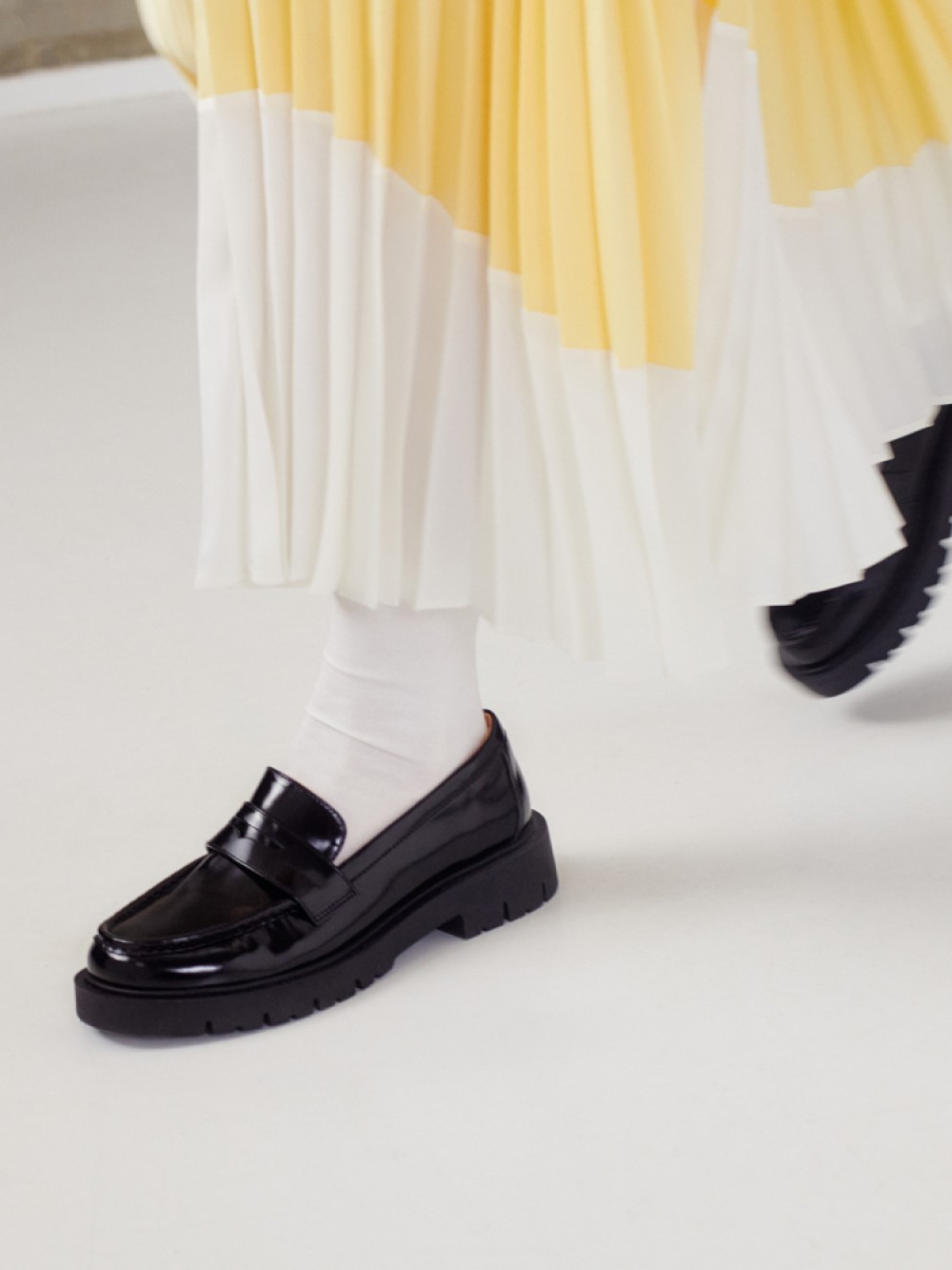 Styling ideas using 「CORDUROY WIDE PANTS (INSEAM TOUCH