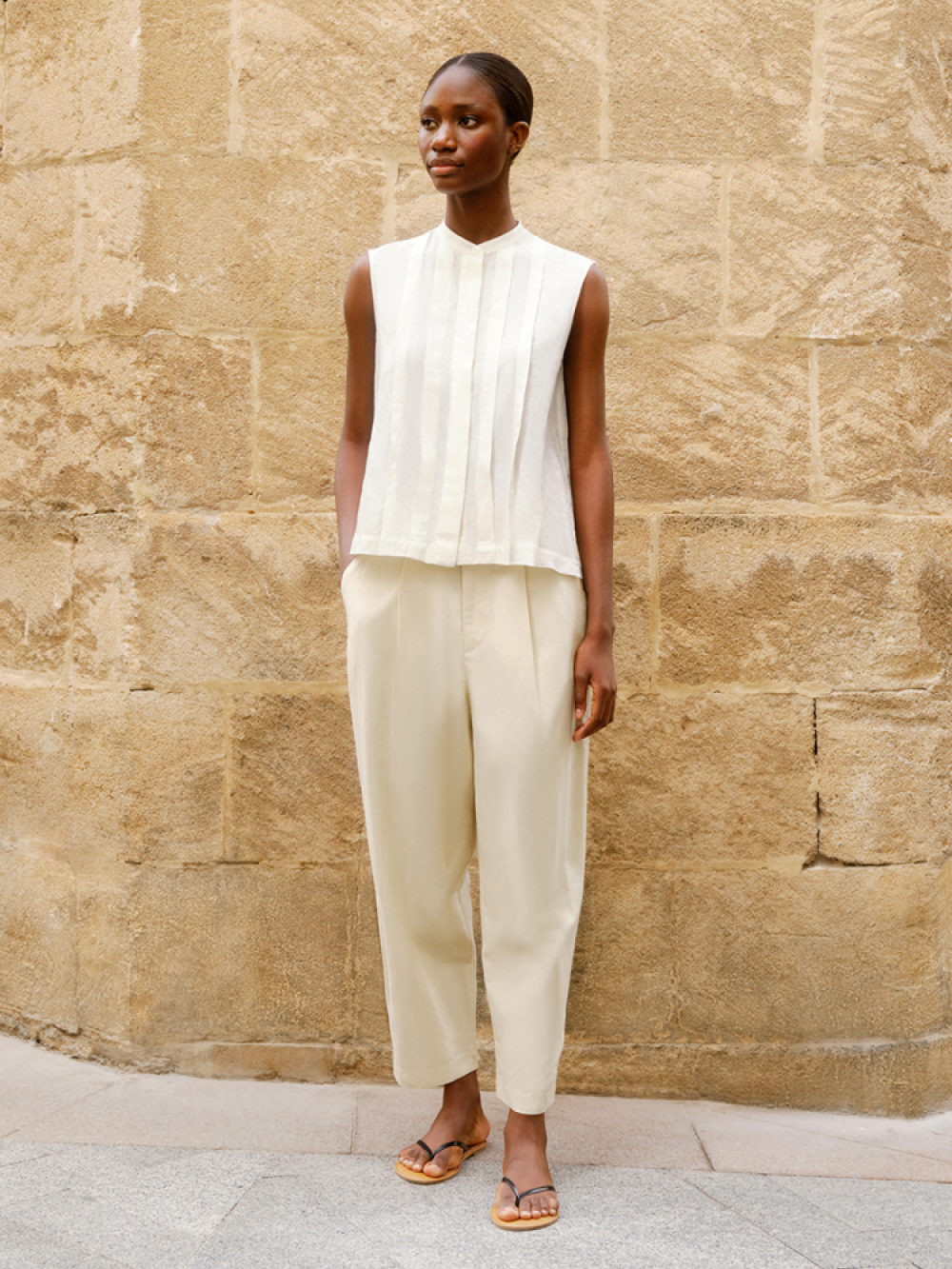 Shop looks for「Linen-Blend Sleeveless Blouse、Linen-Blend Pleated Tapered  Pants」