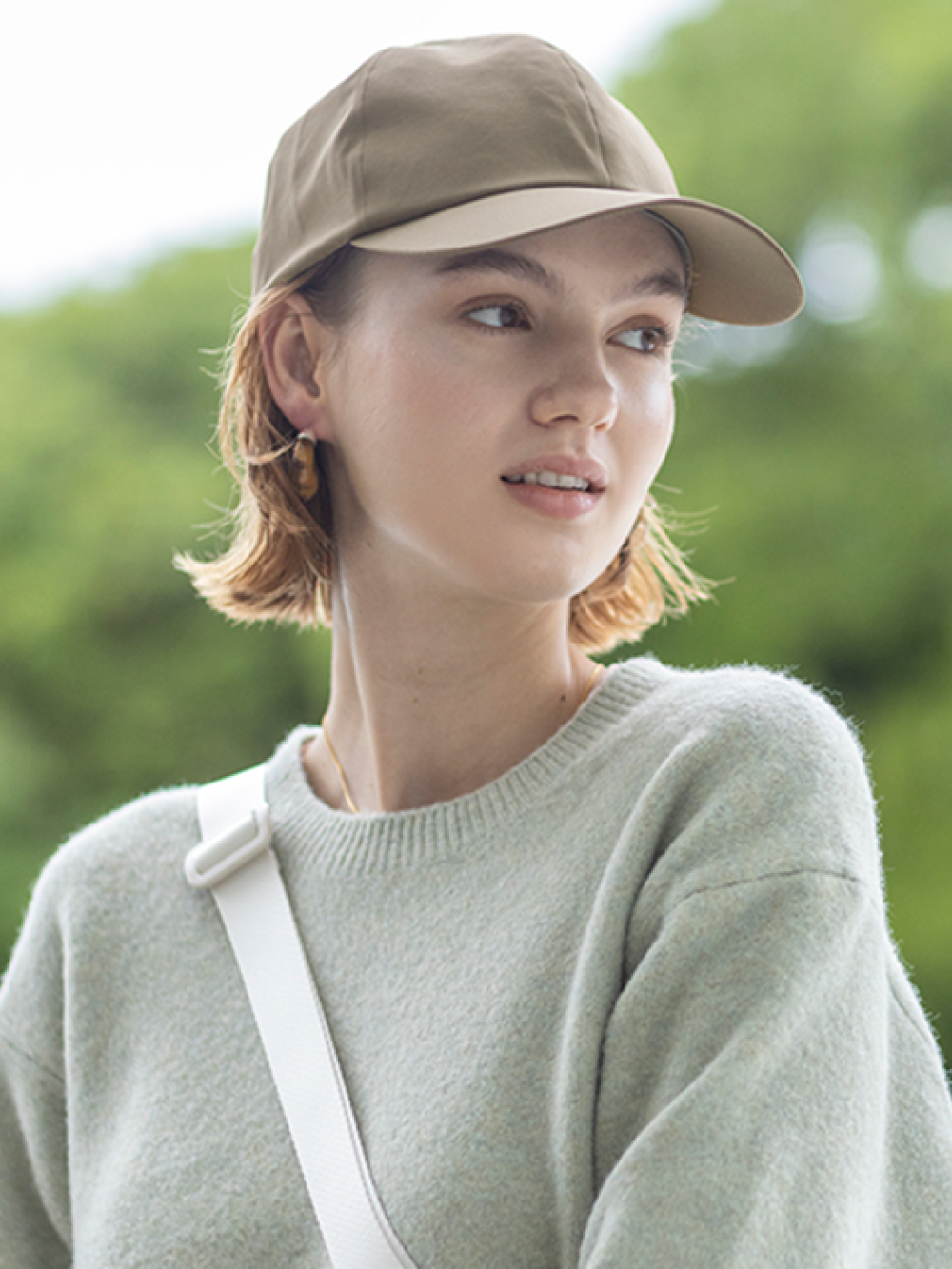 「スフレヤーンクルーネックセーター、UVカットキャップ/2WAYストレッチ」を使った着こなし ユニクロ公式