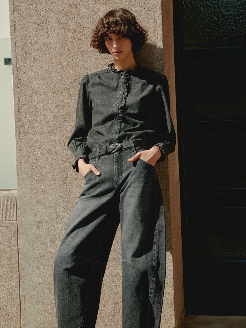 デニムフリルシャツ、バレルレッグジーンズ」を使った着こなし