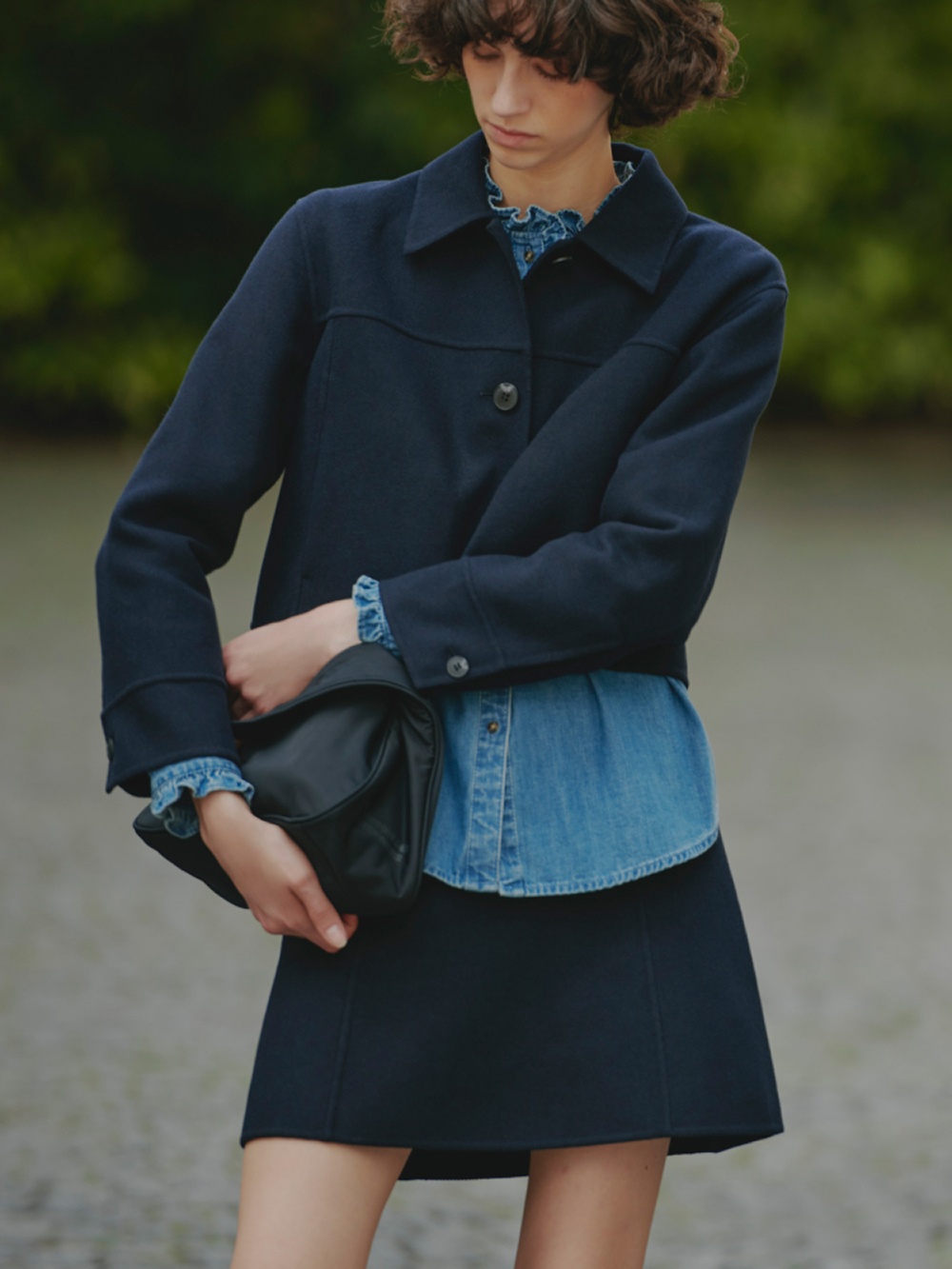 デニムフリルシャツ、バレルレッグジーンズ」を使った着こなし