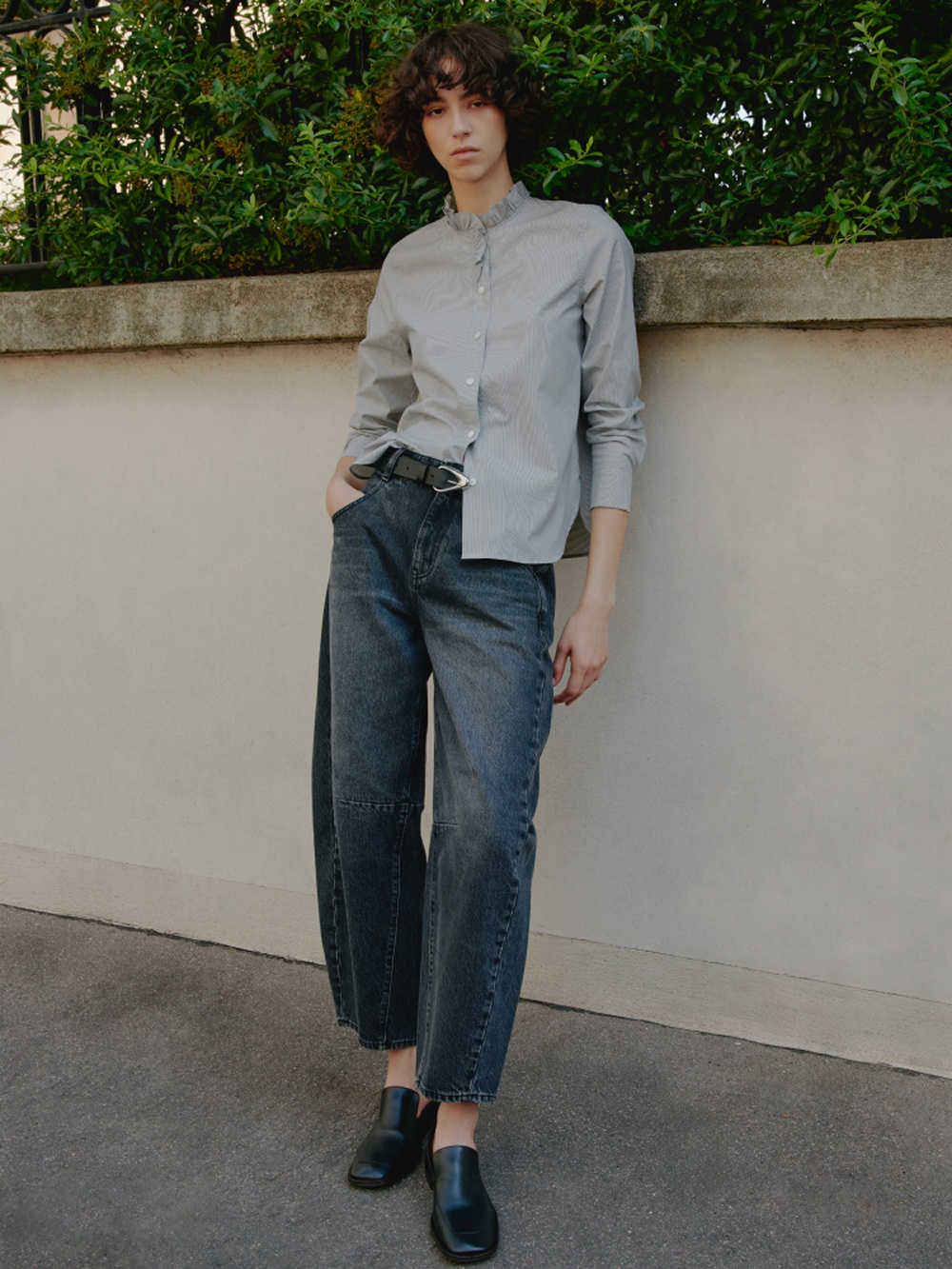 デニムフリルシャツ、バレルレッグジーンズ」を使った着こなし