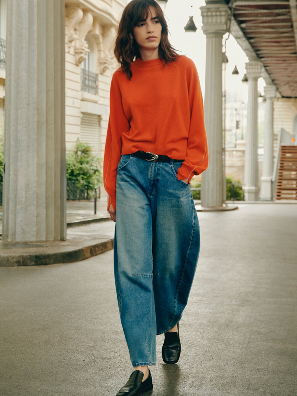 デニムフリルシャツ、バレルレッグジーンズ」を使った着こなし