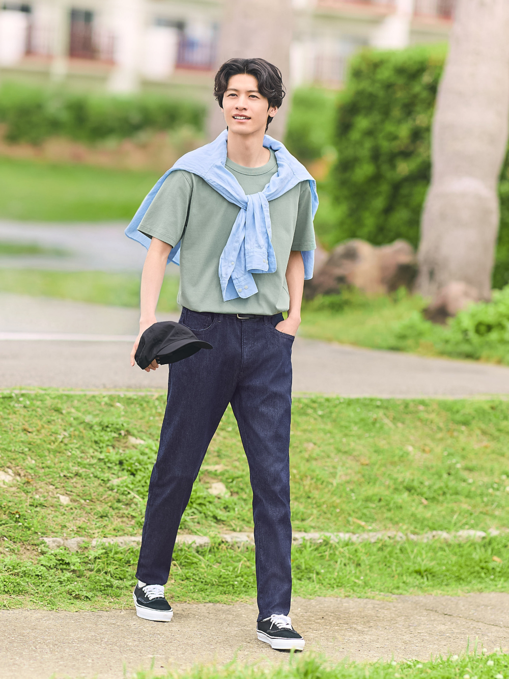 クルーネックTシャツ、プレミアムリネンシャツ」を使った着こなし