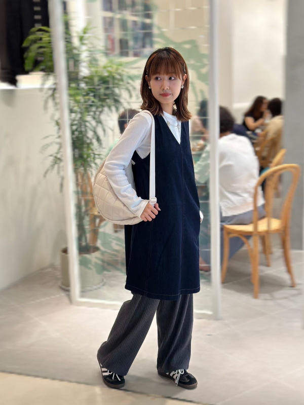 An outfit using Ribbed Wide Pants and Denim Jumper Dress｜UNIQLO CA