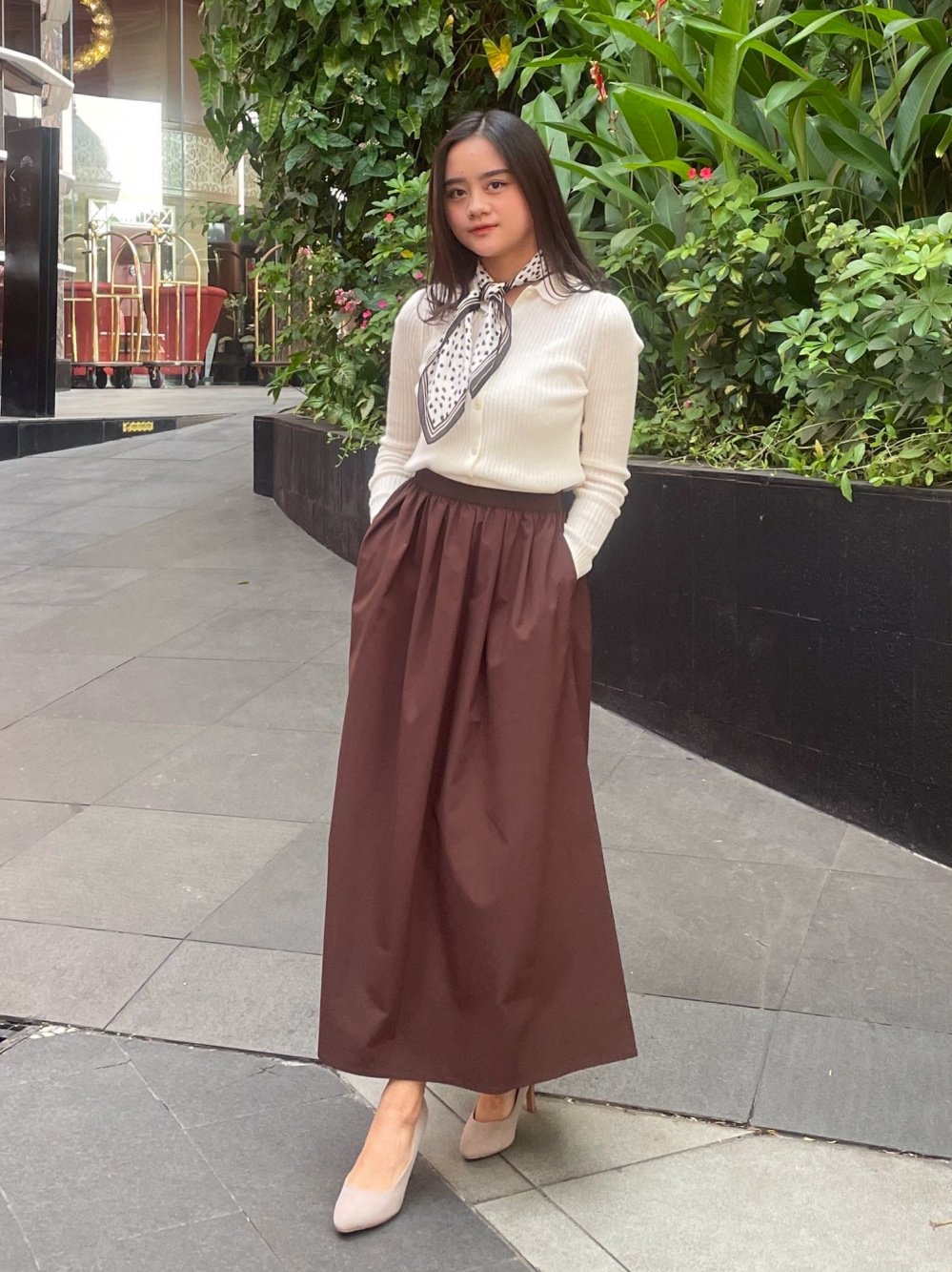 Dark brown hotsell skirt outfit ideas