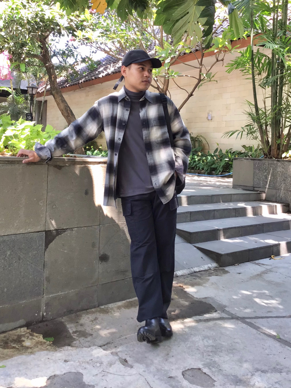 Check styling ideas for「KAWS Sweat Long Sleeve Shirt、Cargo pants」