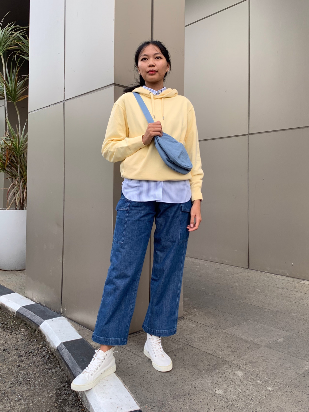 Check styling ideas for「PLEATED WIDE PANTS、ROUND MINI SHOULDER BAG」