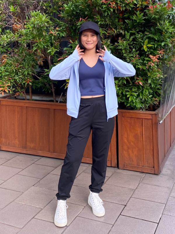 Uniqlo Singapore - The trendy Women's jogger pants are back in more designs  - this time in Denim and soft Ponte material! Jogger Pants are retailing at  $49.90. See the entire range